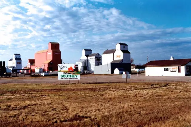 Grain elevators and welcome sign